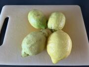 Four untreated (bio) lemones.