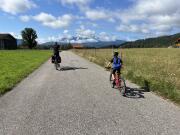 Über saftige Wiesen in Richtung der Berge.