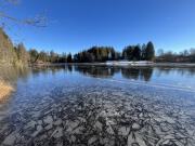 Blick von der Westseite. Wenn das Eis im Winter dick genug ist, kann man Schlittschuhfahrer antreffen.<br/><br/>View from the west side. If the ice is thick enough in winter, you may come across ice skaters.