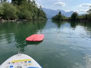 Wir haben ein Schwimmbrett am SUP befestigt, auf dem es sich super durchs Wasser ziehen lässt.<br/><br/>We have attached a swim board to the SUP, which is great for pulling through the water.