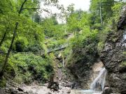 Über schmale Wege, Stufen und kurze Brücken geht durch die Schleifmühlklamm.<br/><br/>Over narrow paths, steps and short bridges through the Schleifmühlklamm gorge.