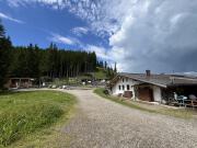 Die Sommerrodelbahn und der Sessellift befinden sich direkt neben Kolbensattelhütte.<br/><br/>The summer toboggan run and the chairlift are right next to the Kolbensattelhuette.