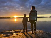 Sonnenuntergang Nr. 2 auf dem Källbuktens Camping Sanden Campingplatz. Mutter & Sohn.