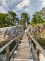 Brücke zu den kleinen Schäreninseln im Västervik Resort.