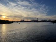 Sonnenuntergang auf der anderen Seite der Elbe.