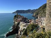 Nach einer Pause in Vernazza verlassen wir den Ort wieder und verlassen die Bucht über Treppen.