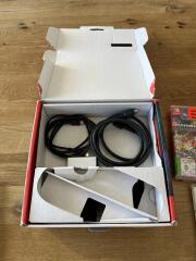 Schritt 3: Große Kartoneinlage aufsetzen, HDMI-Kabel und Ladekabel in die vorgesehenen Fächer legen.