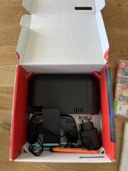 Schritt 1: Dockingstation, Netzteil und Joy-Con-Halterung in die unterste Ebene legen.