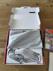 Schritt 5: Konsole und Joy-Cons in die vorgesehenen Fächer legen.