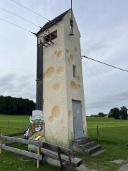 Das Stromverteilerhäuschen in Käse-Optik.